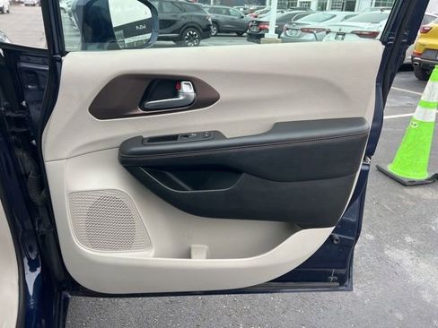 Used 2018 Chrysler Pacifica Touring Plus image 31