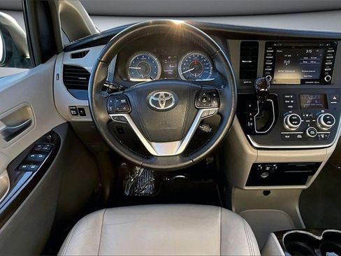 Used 2018 Toyota Sienna XLE Premium image 8