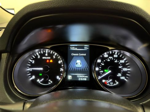 Used 2016 Nissan Rogue SV image 27