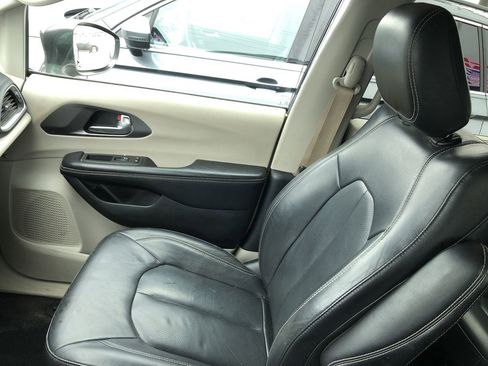 Used 2022 Chrysler Pacifica Touring-L image 24