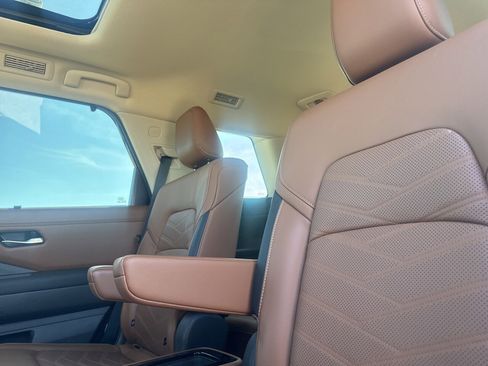 Used 2025 Nissan Pathfinder Platinum image 40