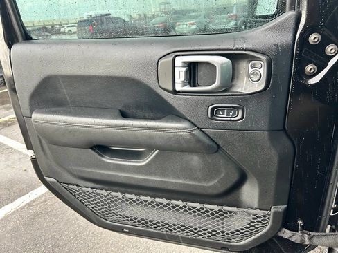 Used 2018 Jeep Wrangler Unlimited Sahara AWD/4WD image 18
