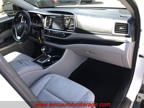 Used 2016 Toyota Highlander Plus AWD/4WD image 24