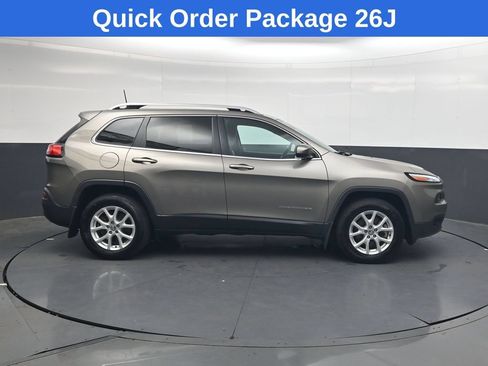 Used 2018 Jeep Cherokee Latitude w/ Cold Weather Group AWD/4WD image 3