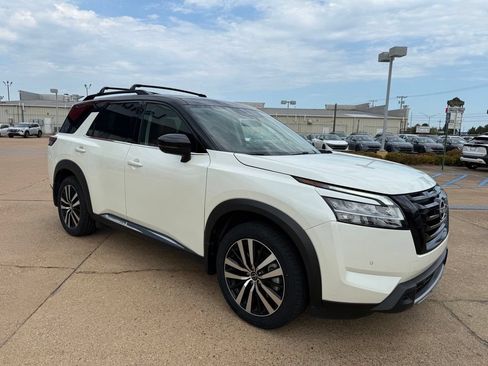 Certified 2024 Nissan Pathfinder Platinum FWD image 6