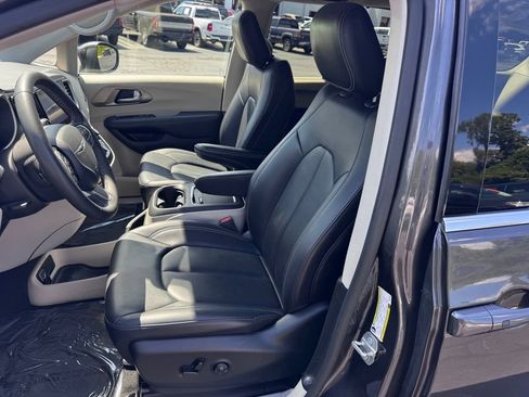 Used 2023 Chrysler Pacifica Touring-L FWD image 22