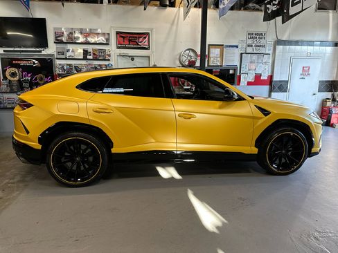 Used 2022 Lamborghini Urus Base image 4