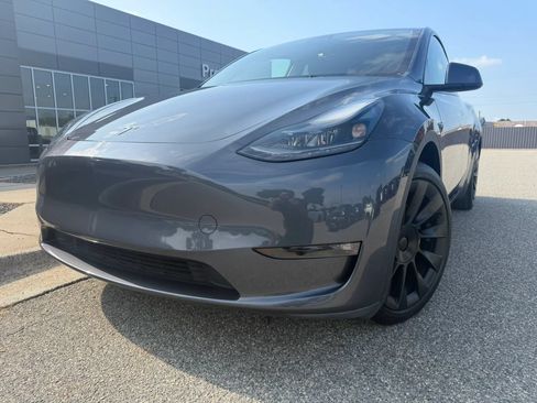 Used 2023 Tesla Model Y Long Range AWD/4WD image 1
