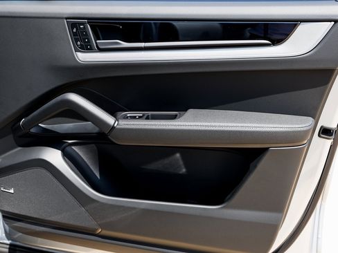 Certified 2025 Porsche Cayenne Coupe image 28