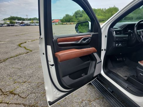 Used 2023 GMC Yukon XL Denali Ultimate AWD/4WD image 15
