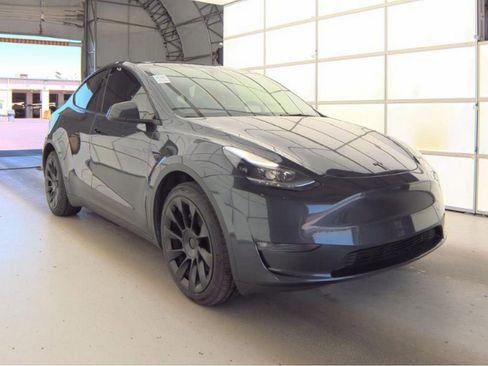 Used 2024 Tesla Model Y Long Range AWD/4WD image 4