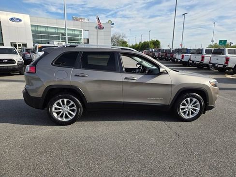 Used 2020 Jeep Cherokee Latitude FWD image 12