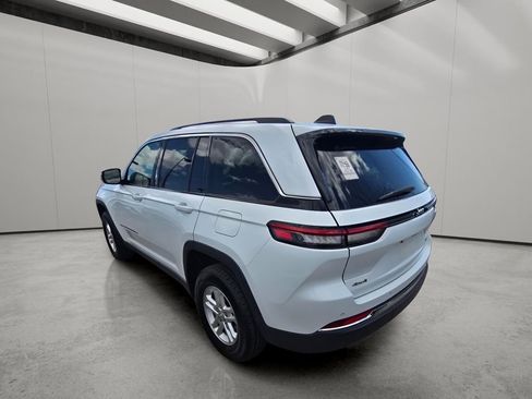 Used 2024 Jeep Grand Cherokee Laredo image 5