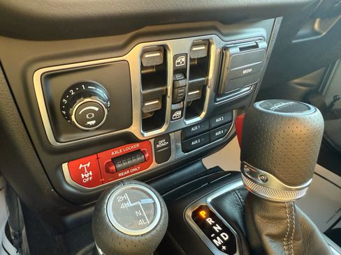 Used 2025 Jeep Gladiator Mojave w/ Convenience Group image 31