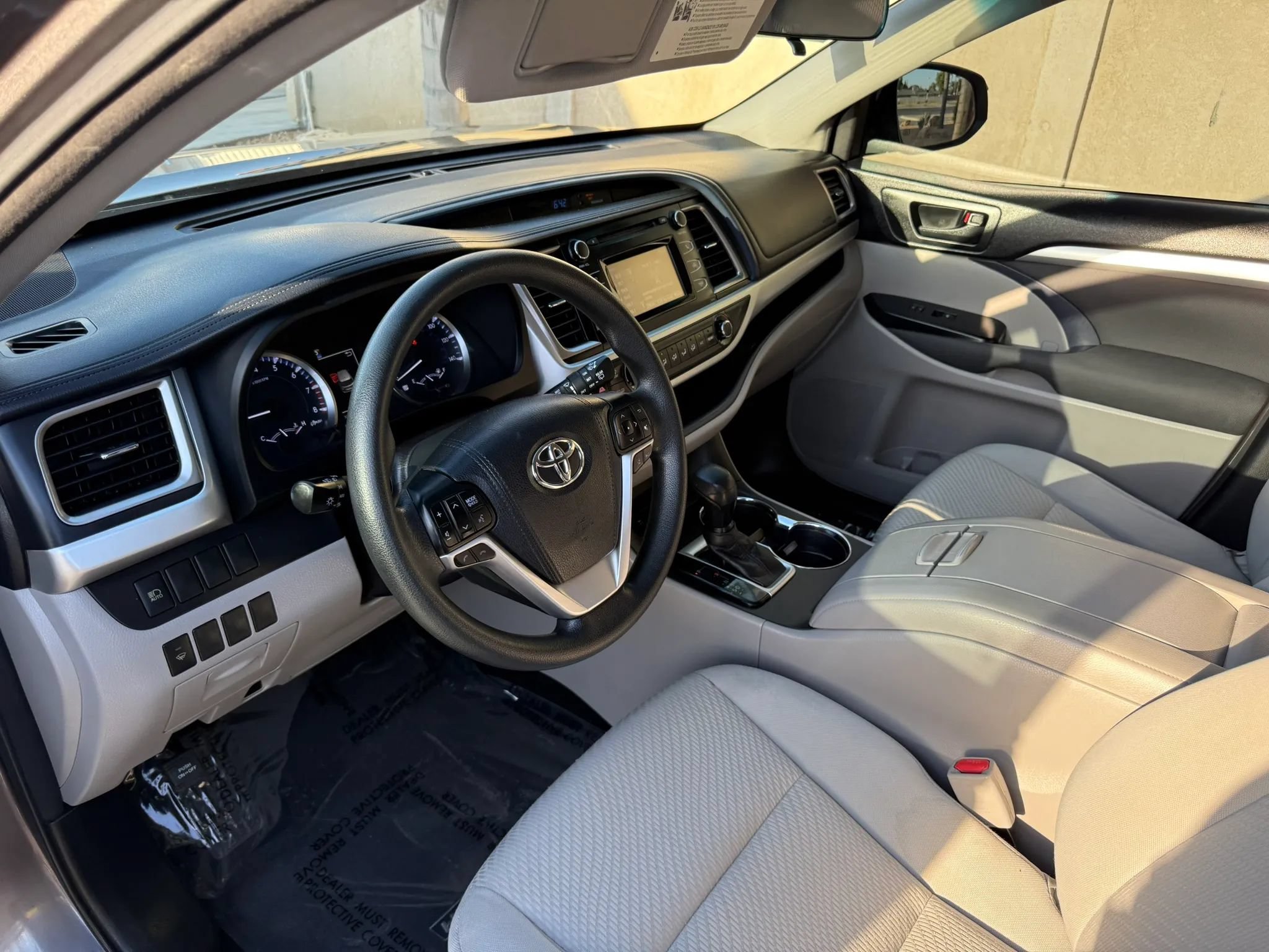Used 2018 Toyota Highlander LE w/ Carpet Mat Package (TMS) AWD/4WD image 23