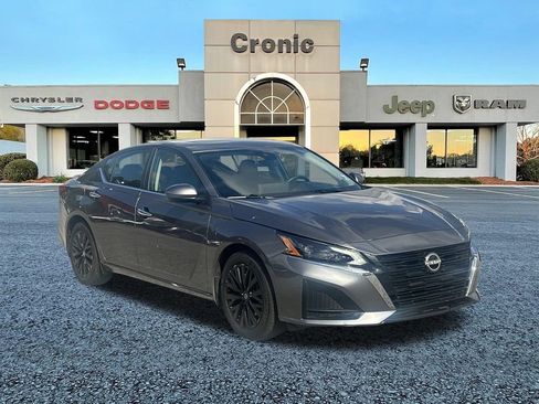Used 2025 Nissan Altima 2.5 SV w/ SV Special Edition Package FWD image 1