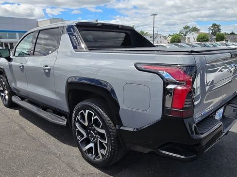 Certified 2025 Chevrolet Silverado EV RST AWD/4WD image 6