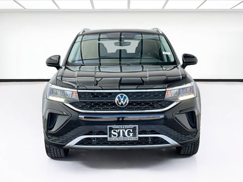 Used 2023 Volkswagen Taos SE FWD image 2