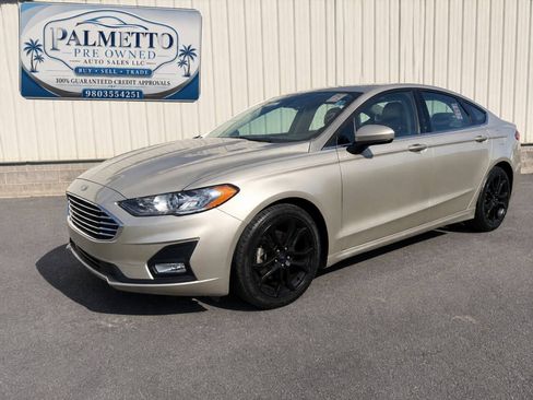 Used 2019 Ford Fusion SE w/ Equipment Group 151A FWD image 2
