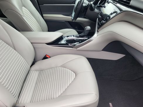 Certified 2019 Toyota Camry SE w/ Sunroof Package FWD image 11