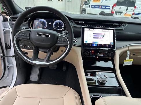 New 2025 Jeep Grand Cherokee Limited image 11