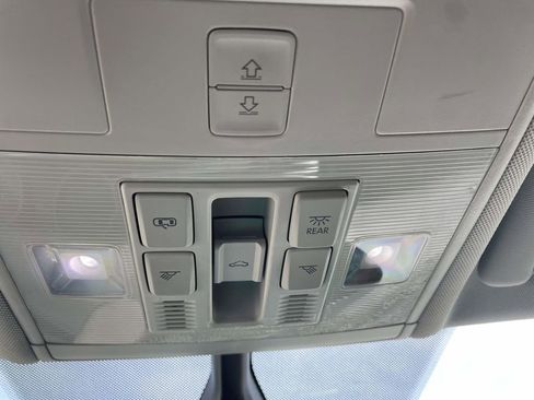 Used 2021 Volkswagen Tiguan SE w/ Panoramic Sunroof Package FWD image 25