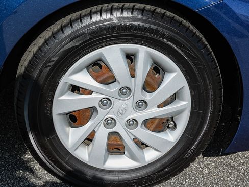 Used 2020 Hyundai Elantra SE image 12