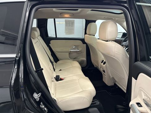 Used 2023 Mercedes-Benz GLB 250 4MATIC w/ Premium Package image 16