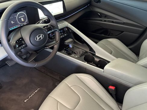 Used 2025 Hyundai Elantra Limited FWD image 9