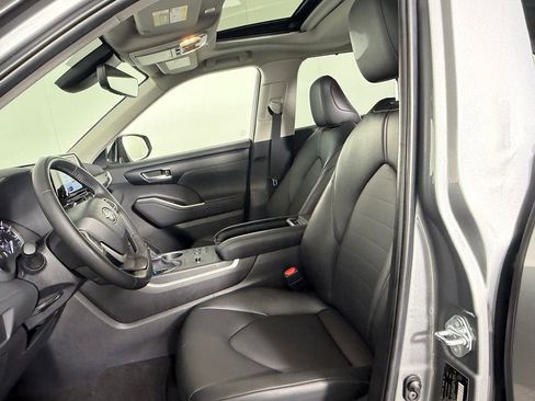 Used 2025 Toyota Highlander XLE FWD image 21