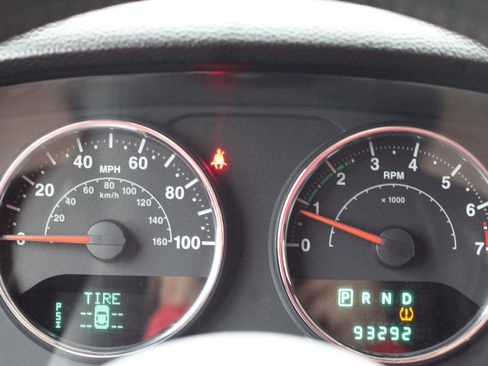 Used 2014 Jeep Wrangler Unlimited Rubicon w/ Connectivity Group image 15