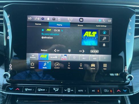 Used 2024 Jeep Wagoneer L Series II RWD image 78