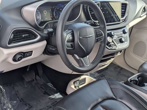 Used 2023 Chrysler Pacifica Touring-L FWD image 16