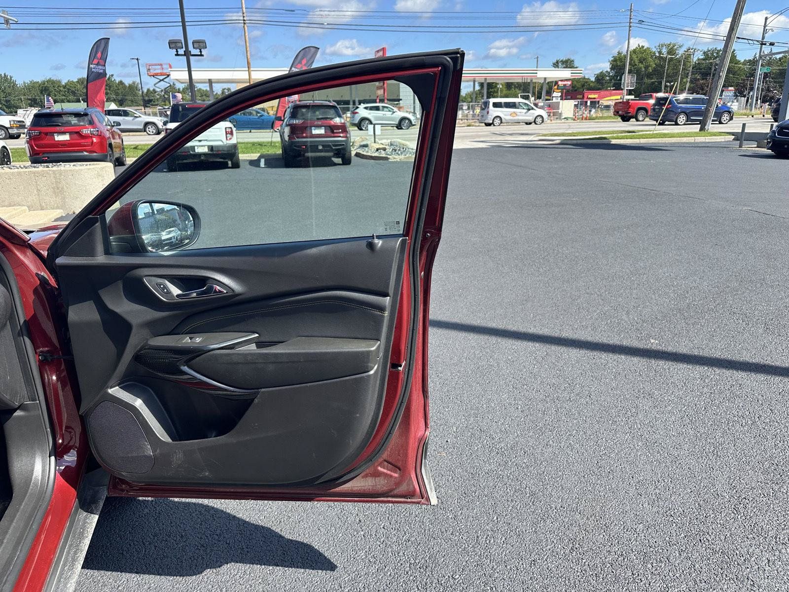 Used 2025 Chevrolet Trax LT FWD image 7