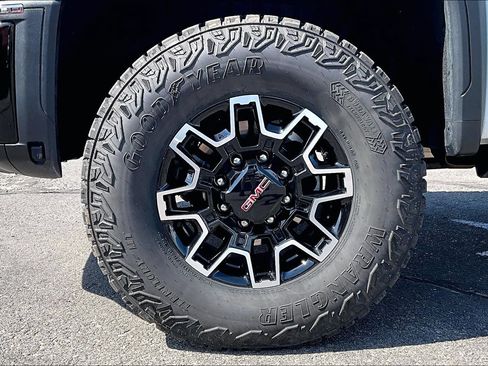 Used 2025 GMC Sierra 2500 AT4X AWD/4WD image 8
