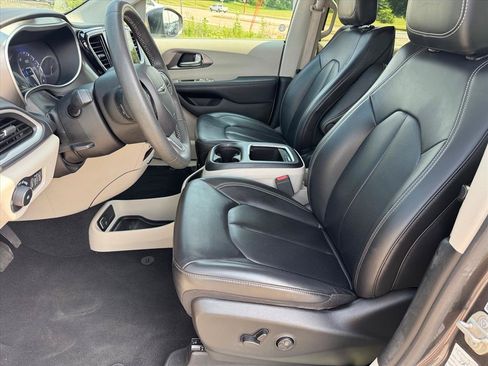 Used 2023 Chrysler Pacifica Touring-L FWD image 8