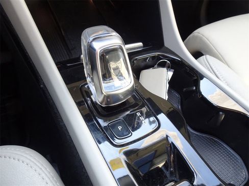 Used 2019 Volvo XC40 T5 Inscription image 16