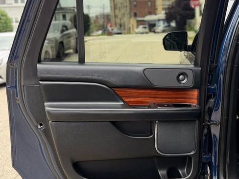 Used 2019 Lincoln Navigator L Reserve AWD/4WD image 17