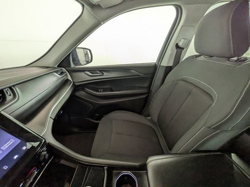 Certified 2024 Jeep Grand Cherokee Laredo image 31