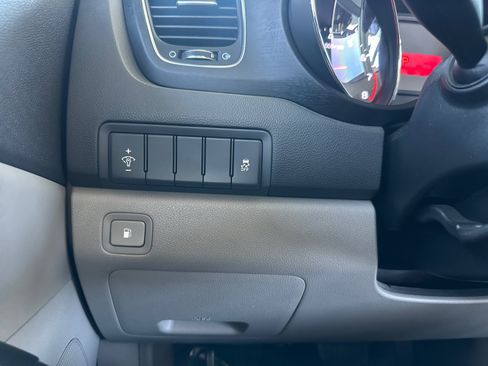 Used 2017 Kia Sedona L FWD image 17