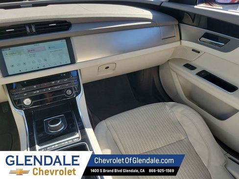 Used 2017 Jaguar XF Prestige image 25