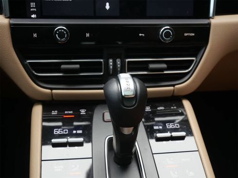 Certified 2024 Porsche Macan image 18