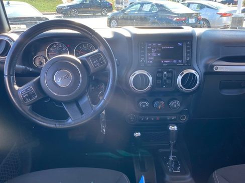 Used 2018 Jeep Wrangler Unlimited Sahara w/ Dual Top Group AWD/4WD image 9
