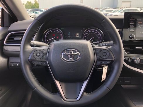 Used 2022 Toyota Camry SE image 19
