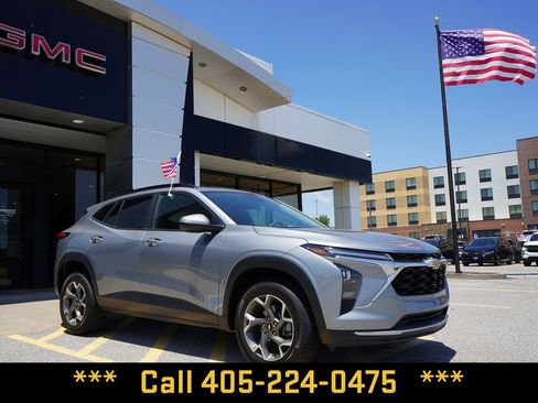 Used 2025 Chevrolet Trax LT FWD image 2