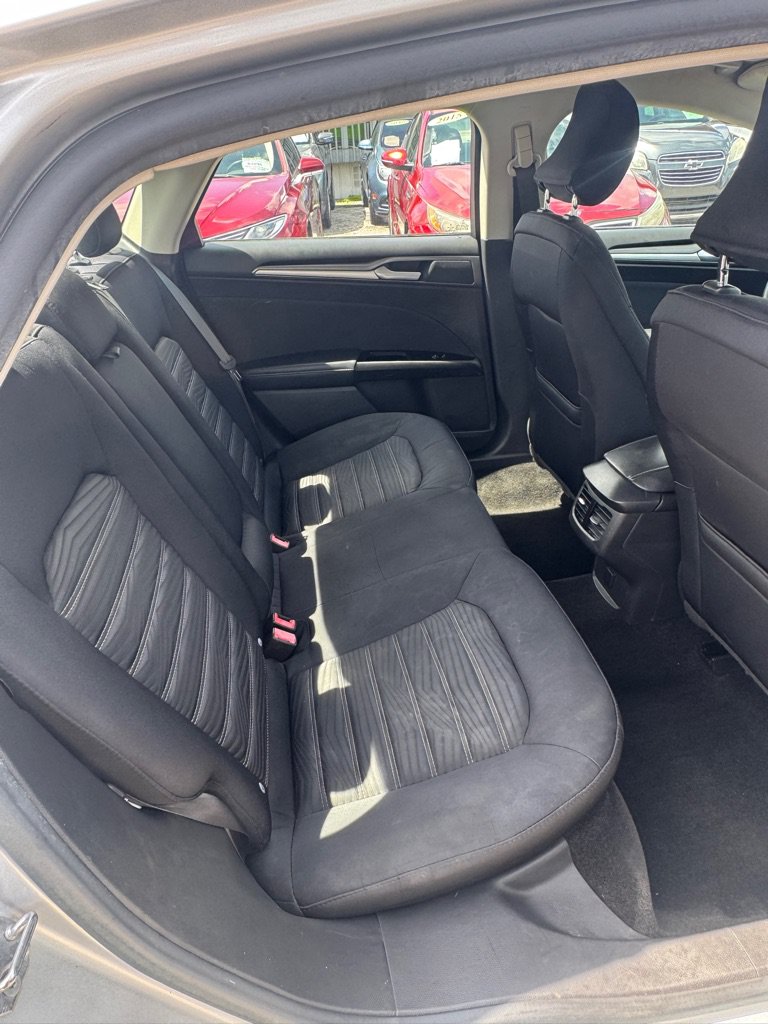 Used 2016 Ford Fusion SE FWD image 13