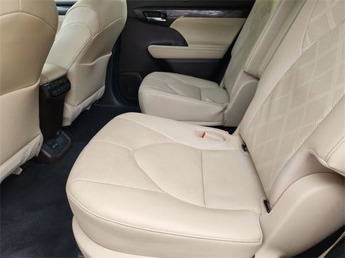 Used 2022 Toyota Highlander Platinum image 25
