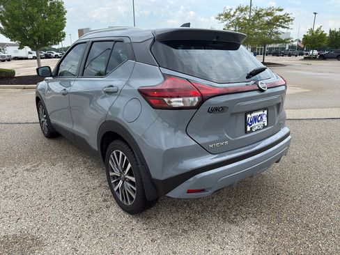 Used 2021 Nissan Kicks SV FWD image 3