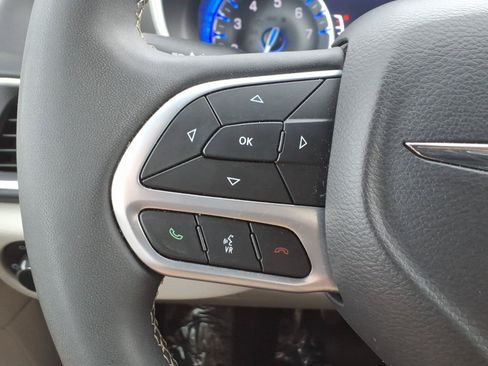 Used 2024 Chrysler Pacifica Touring-L FWD image 16