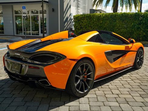 Used 2018 McLaren 570S Spider image 26